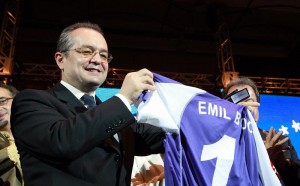 emil boc cu un tricou al fc timisoara01