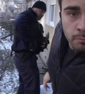 agresor 1 Momentul smulgerii camerei de către unul din poliţiştii de frontieră