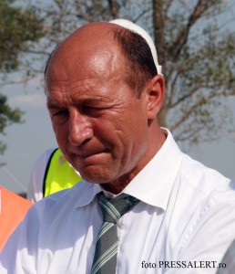 traian basescu cu buzele stranse p