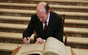 traian basescu semneaza