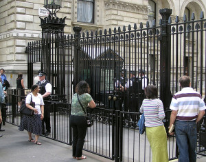 1280px-Downing.street.gates.london.arp