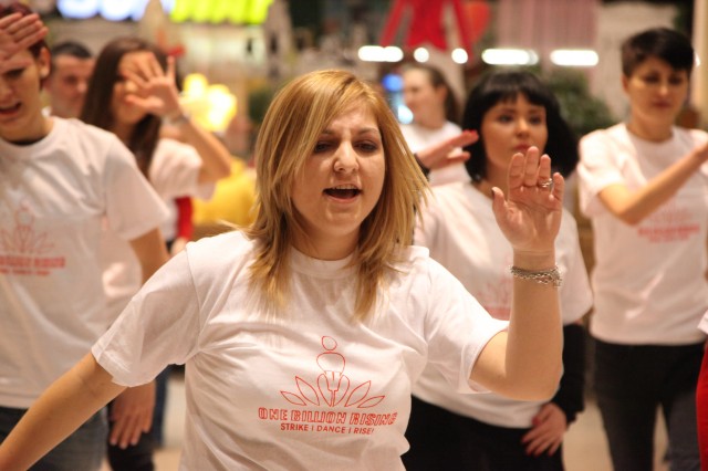 Violenţa împotriva femeilor, combătută cu dans la mall Foto Adrian Păclişan