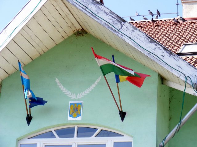 Steagul-Ungarie-peste-steagul-Romaniei-in-Harghita-Primaria-Madaras