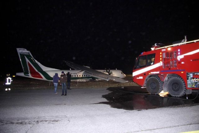 AEREO FUORIPISTA FIUMICINO: CARRELLO ROTTO, VELIVOLO PIEGATO