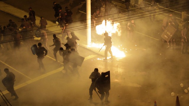 tear-gas-brasil-protest.si