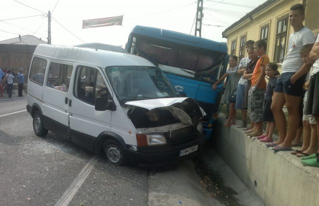 accident recas microbuz camion