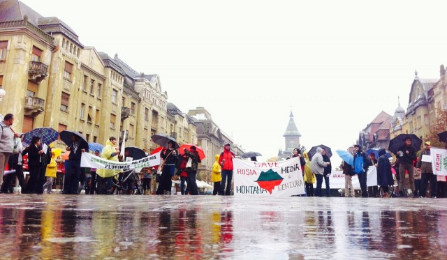 protest rosia montana ploaie