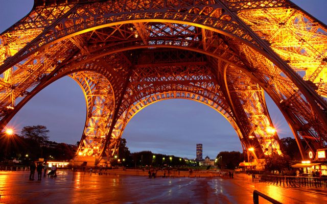 tour-eiffel-at-night-free-walpaper