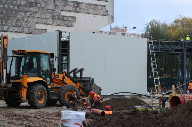 Pe şantierul de la benzinăria Lukoil se lucrează la foc continuu Foto Adrian Pîclişan