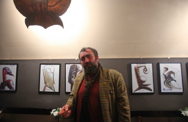 Sculptorul Horia Bojin, înconjurat de gândurile puse pe hârtie Foto Adrian Pîclișan horia bojin vernisaj papillon cafe01_resize