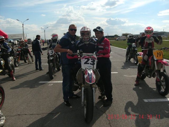 Andre Gregoire, pe motor, alaturi de Ionel Pascota stanga