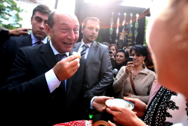 traian basescu la targul produselor traditionale01_resize