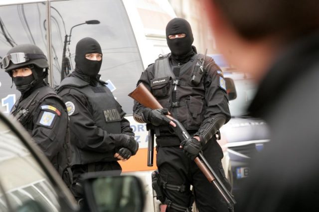 Jandarmii si ofiterii tupelor Serviciului Politiei de Interventie Rapida (SPIR) au evacuat aproximativ 50 de militanti anti-NATO din Fabrica Timpuri Noi din Bucurestii