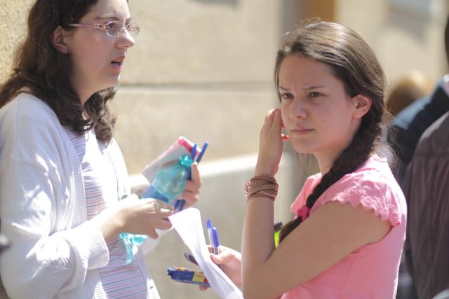 Eleve din Timișoara, ajutate să-și continue studiile după BAC.