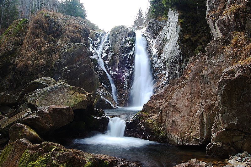 Cascada Lolaia, atracţia naturală SPECTACULOASĂ din vestul ţării, aflată în cel mai frumos parc din România. Cum poți ajunge acolo FOTO