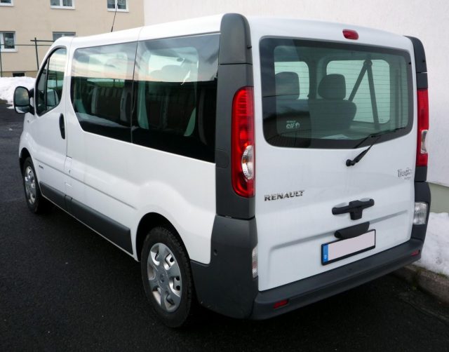 Renault_Trafic_II_Kombi_Phase_II_dCi_115_Polarweiß_Heck