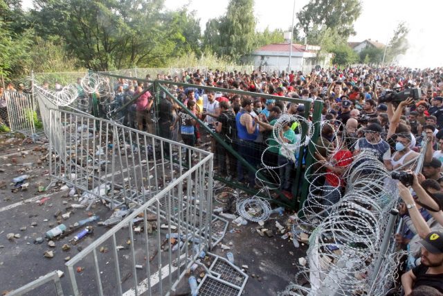 migranti refugiati roszke ungaria serbia granita (3)