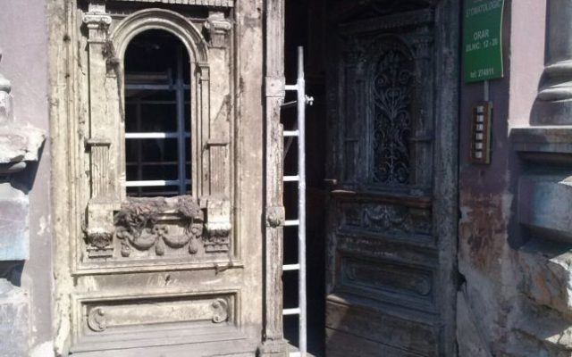 poarta cu nasturi old