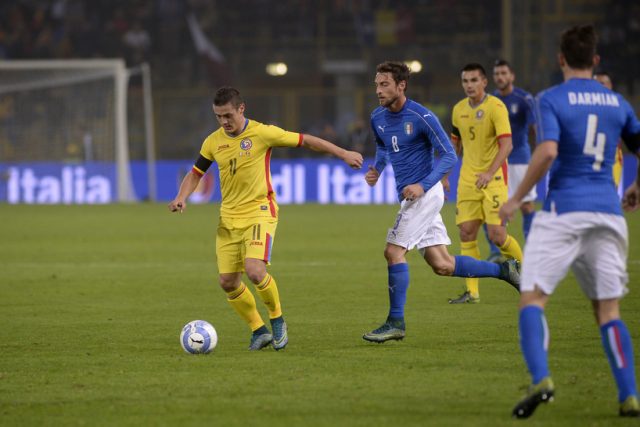 Gabriel Torje de la selectionata Romaniei, se lupta pentru balon in timpul meciului de fotbal cu echipa nationala a Italiei intr-un meci amical, disputat pe stadionul  Renato Dall'Arra din Bologna, marti, 17 noiembrie 2015. MARIAN ILIE / MEDIAFAX FOTO