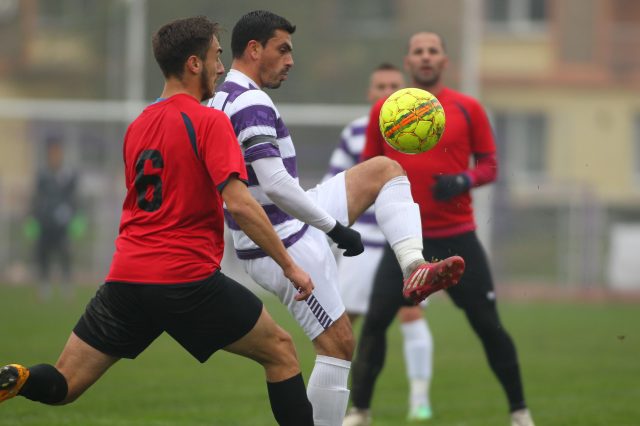 Flavius Tulcan(D) in meciul de fotbal dintre Asu Politehnica Timisoara si Magura Cisnadie, contand pentru ultima etapa din tur a ligii a 3-a, sambata 5 decembrie 2015. SEBASTIAN TATARU / MEDIAFAXFOTO