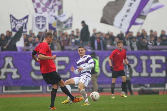 Ionut Vucea(C) in meciul de fotbal dintre Asu Politehnica Timisoara si Magura Cisnadie, contand pentru ultima etapa din tur a ligii a 3-a, sambata 5 decembrie 2015. SEBASTIAN TATARU / MEDIAFAXFOTO