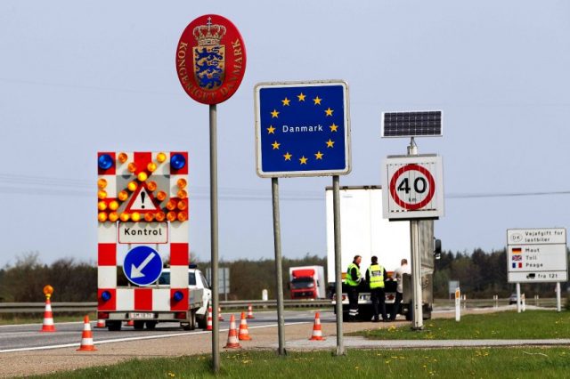 This is an undated image of a Danish border control point. Denmark on Wednesday May 11, 2011  joined an increasing number of European countries seeking tighter border controls, saying it will install permanent checking stations along its frontiers to curb crime and illegal immigration. (AP Photo/Finn Frandsen/POLFOTO) DENMARK OUT  Det spegede slutspil om danskernes efterløn ser ud til at fortsætte onsdag på Christiansborg. Tirsdag endte forhandlingerne mellem De Radikale, Dansk Folkeparti og regeringen i et besynderligt spil, hvor frem og tilbage endte med at blive lige langt. Først sagde rygterne, at der var en aftale. Så var der ikke nogen alligevel, og De Radikale mistede tålmodigheden og gik hjem. Til gengæld brændte lyset i Finansministeriet til sent tirsdag aften, og rygterne gik på hemmelige forhandlinger mellem regeringen og Dansk Folkeparti. Ifølge Ritzaus oplysninger er det Dansk Folkepartis forslag om at genindføre grænsekontrollen, der nu blokerer for, at regeringen kan lave en aftale med støttepartiet og De Radikale om en forringelse af efterlønnen og forhøjelse af folkepensionsalderen. Dansk Folkeparti kræver nemlig, at en aftale om genindførelsen af grænsekontrollen falder på plads, før partiet underskriver aftalen om tilbagetrækningsreformen.Ritzau. (Finn Frandsen/POLFOTO/Arkiv)