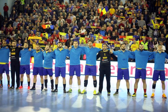 Jucatorii nationalei de handbal a Romaniei asculta imnul inainte de inceperea meciului de handbal masculin contra selectionatei Austriei din preliminariile CM din 2017, disputat in sala Lascar Pana din Baia Mare, joi, 14 ianuarie 2016. PAUL URSACHI / MEDIAFAX FOTO