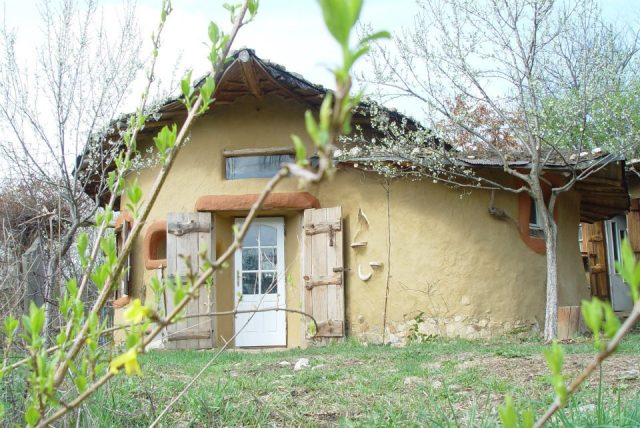 casa din lut sasca montana