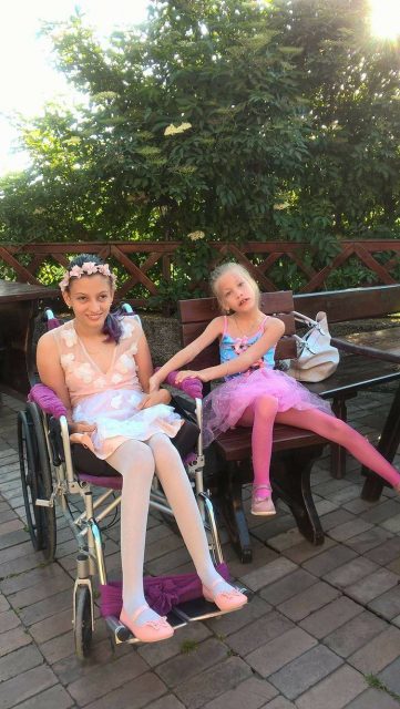 Aicha și Aleksandra au șanse să ducă vieți normale în urma terapiilor periodice la Barcelona