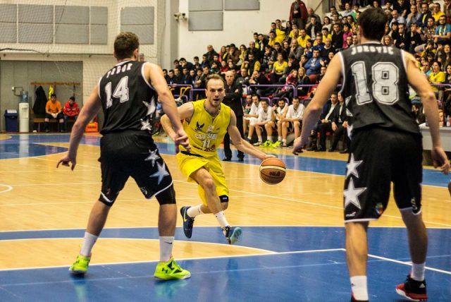 Octavian Popa Calotă într-un meci contra lui U-Mobitelco Cluj. Foto: totalbaschet.ro