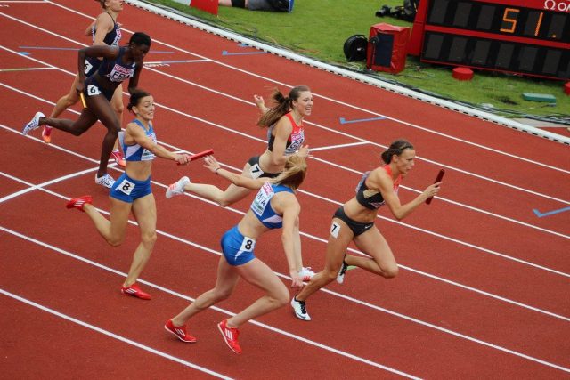 Adelina Pastor (stânga), alături de ștafeta 4x400 m. Foto: Facebook / Kadir Ekinci