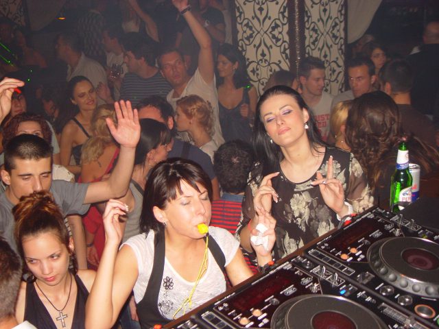 Sfârşitul săptămânii aduce în cluburile din Timişoara o serie de party-uri şi evenimente live.