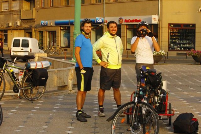 Trei tineri au pornit într-o călătorie pe biciclete până în Muntenegru.