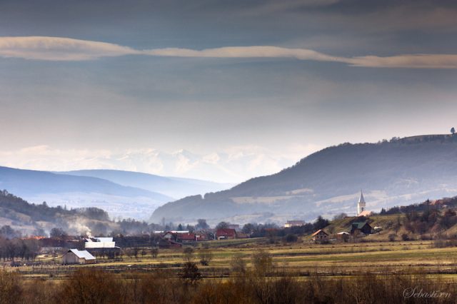 Biserica din Zetea si Muntii Fagaras - foto credit Sebastian Vasiu (Sebastiaen)