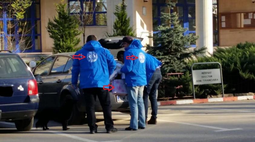 Echipa PRU, în geci cu sigla partidului în campanie