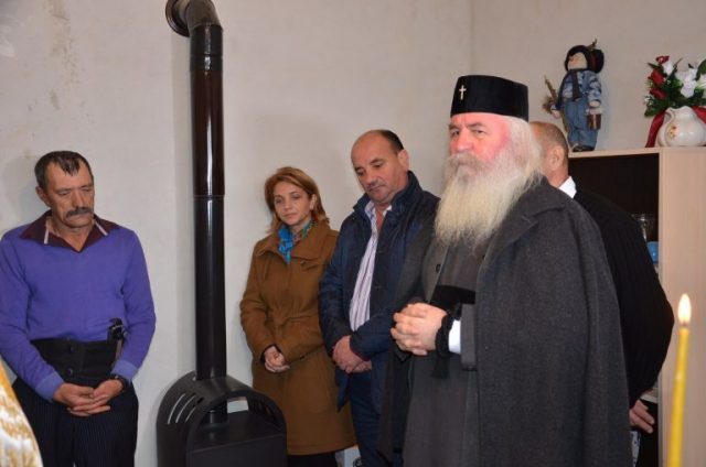 Mitropolitul Banatului a donat o casă unei familii sărace