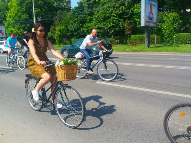 cochete pe biciclete