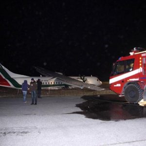 AEREO FUORIPISTA FIUMICINO: CARRELLO ROTTO, VELIVOLO PIEGATO