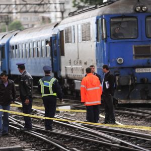 Un-tren-a-lovit-o-masina-cauzand-decesul-soferului