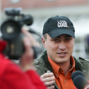Politistul Cristian Cioaca, suspectat de uciderea sotiei sale, avocata Elodia Ghinescu, discuta cu jurnalistii, dupa ce a fost audiat in procesul de declarare a disparitiei avocatei, la Judecatoria Brasov