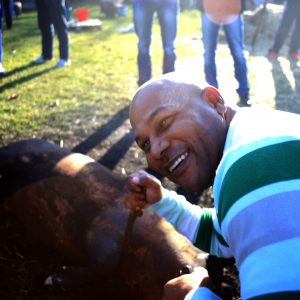 chester williams antrenorul rcm timisoara la taiatul porcului02