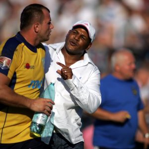 chester williams discuta cu un jucator de la rcm timisoara azi implineste 42 de ani01(1)