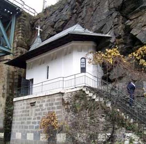 schitul-piatra-scrisa-(2)