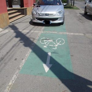 masina parcata pe pista de biciclete