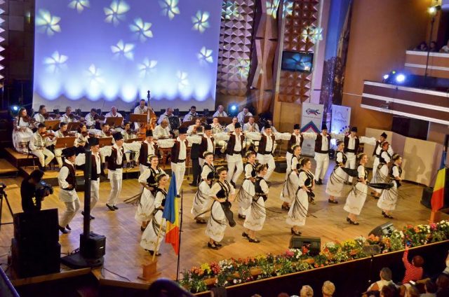 Spectacol Pentru Mica Unire Cu Muzică Populară și Intrarea