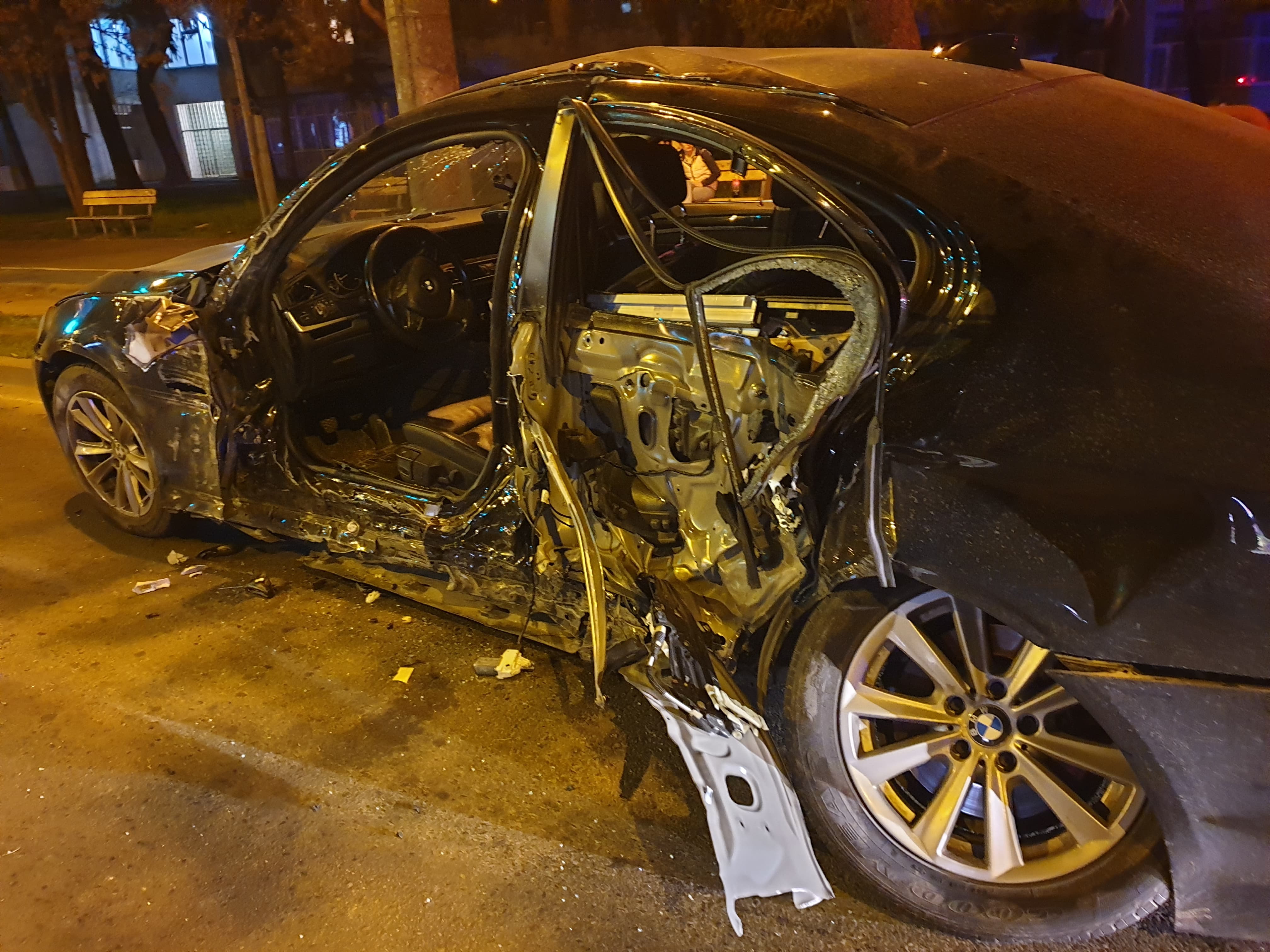 Accident ca-n filme cu un BMW care a lovit un stâlp după o cursă nebună ...