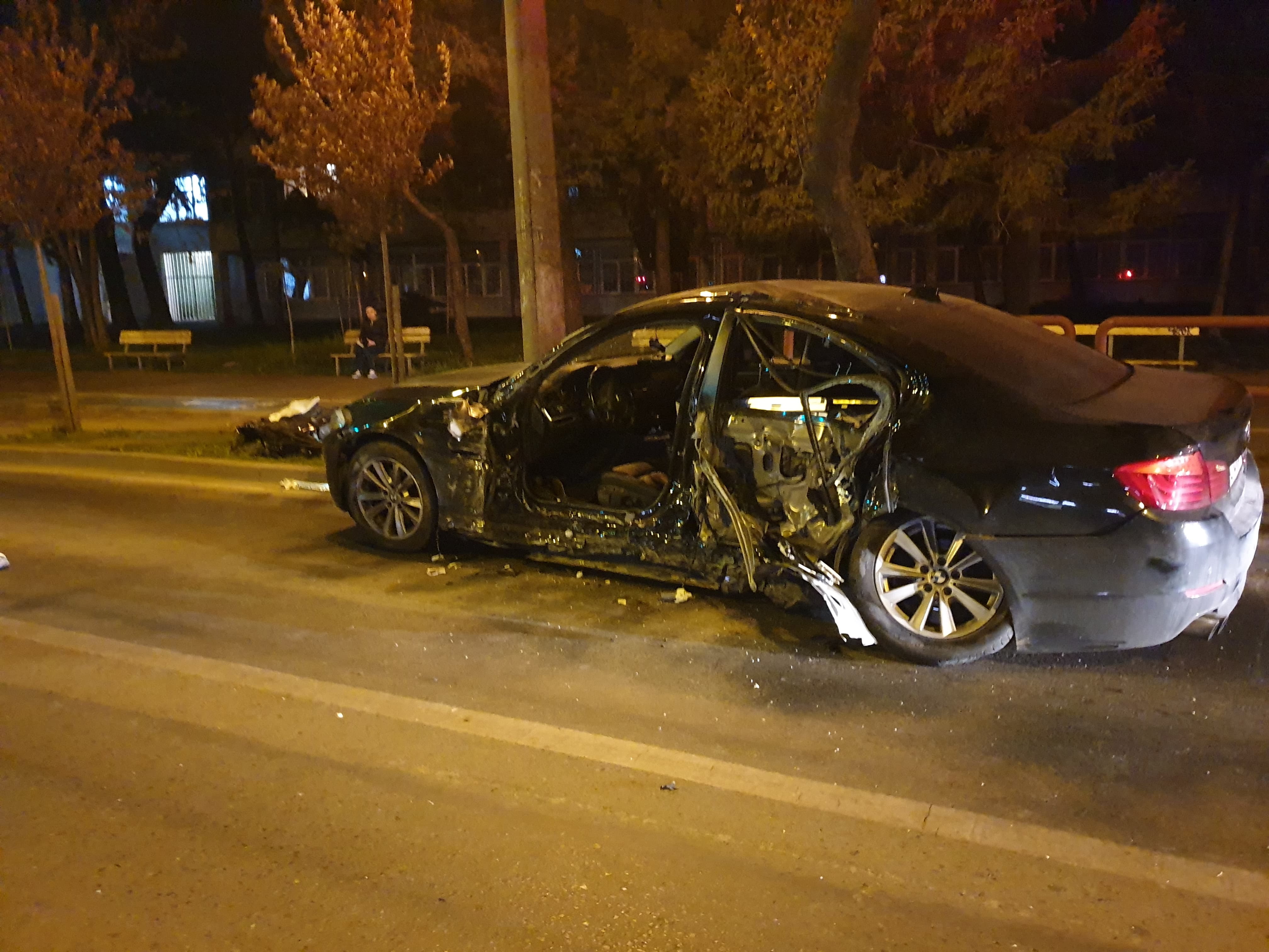 Accident ca-n filme cu un BMW care a lovit un stâlp după o cursă nebună ...