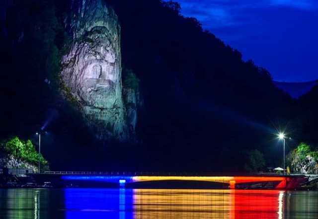 principle Dexterity traffic Cea mai înaltă sculptură în munte din Europa, chipul lui Decebal, iluminată  permanent noaptea