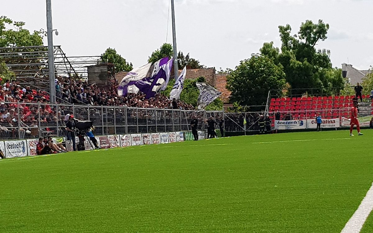 Stadion mic, atmosferă mare. Spectacol în tribune la UTA ...