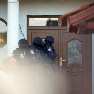 mascati perchezitie trupele speciale SAS GBZ